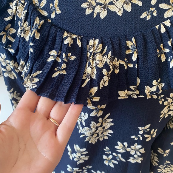 3/$12 Beautiful detailed floral blouse - Picture 7 of 8